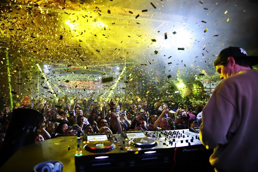 encore beach club at night dj booth confetti