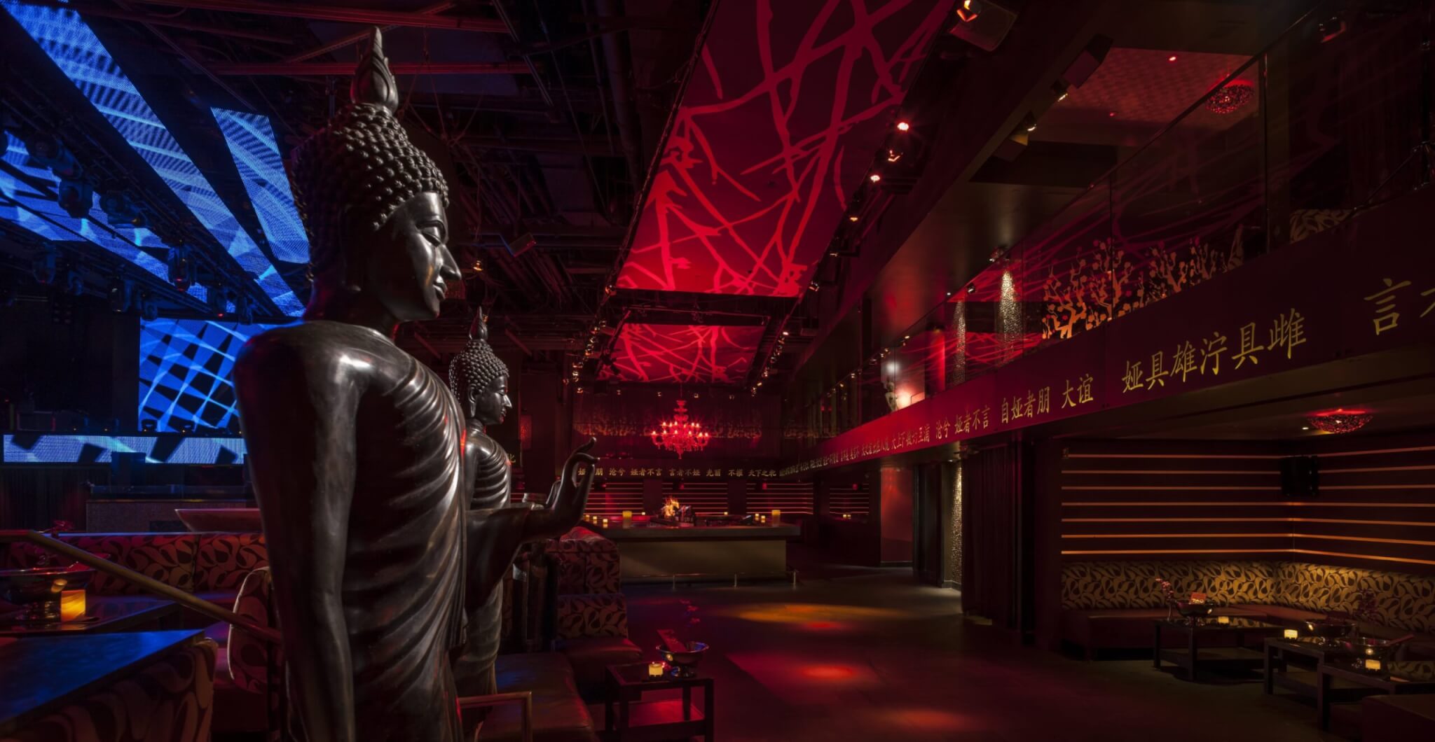 tao las vegas nightclub tables with statue decoration