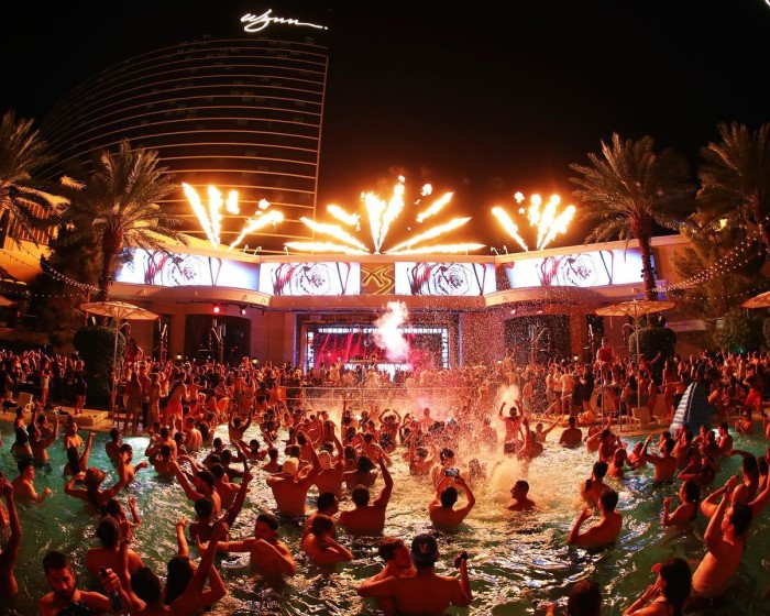 las-vegas-xs-nightclub-night-swim-thumbnail-700x560