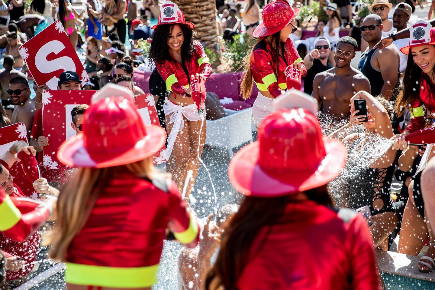 las vegas pool party bottle girls at drais beach club