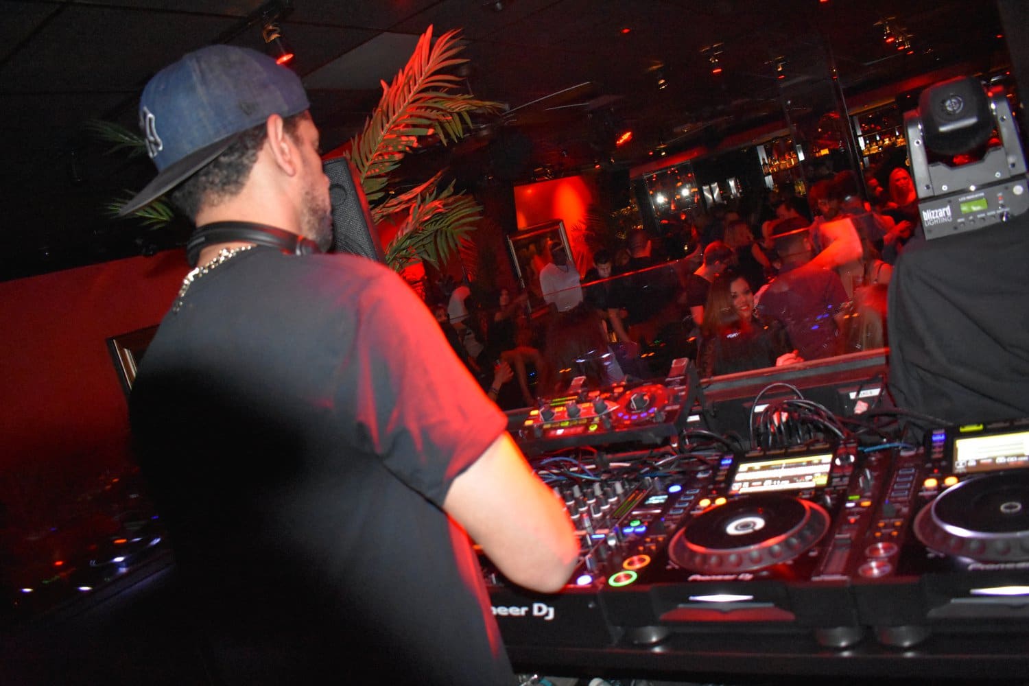 Drais after hours las vegas performer Mark Kinchen