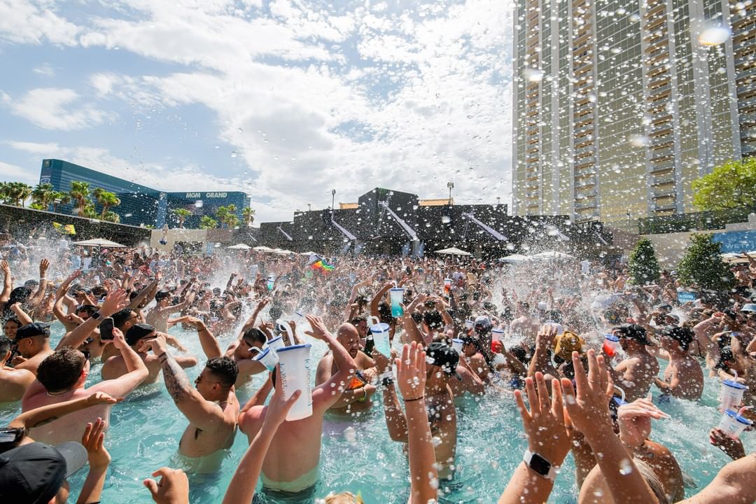 las vegas pool party at wet republic ultra pool